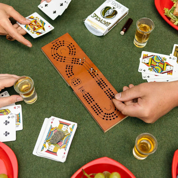 持ち運びできるクリベッジボード「Portable Cribbage Board (Delux)」トランプ収納付きで旅先でも本格プレイ